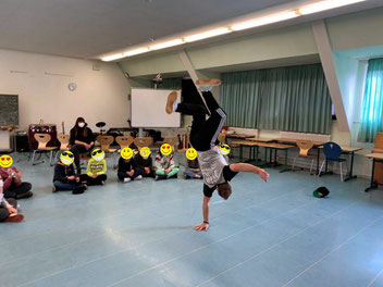 Der Breakdancer macht einen Handstand mit einem Arm.