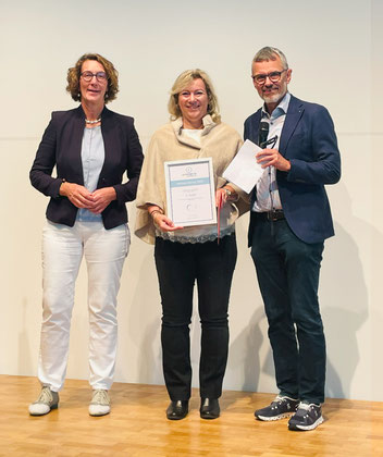 Bild v. li.: Bürgermeisterin von Ulm (Fachbereiche Kultur, Bildung und Soziales) Iris Mann, Anja Nicklaß, Prof. Dr. med Ralf Birkenmeyer (Kardiologe Herzklinik Ulm)