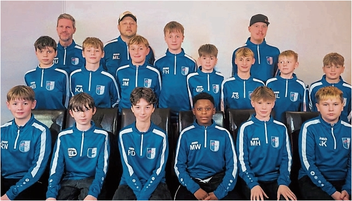 Freuen sich über ihren Aufstieg in die Kreisliga, die Vareler D1-Junioren zusammen mit ihrem Trainerteam