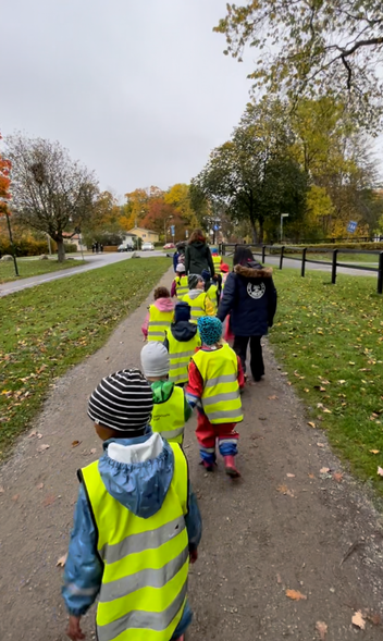 Auf dem täglichen Spaziergang mit den Kindergartenkinder. (Foto: Anna Ridder)