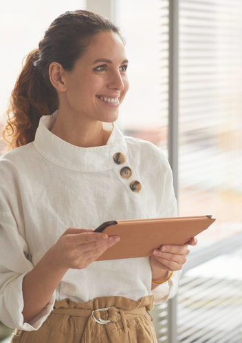astrothérapie entreprise femme qui sourit avec une tablette Astrologie pour chefs d'entreprise Analyse astrologique d'entreprise Coaching pour entrepreneurs cuers Synastrie entre entreprise et dirigeant Consultation astrologique pour entreprises 