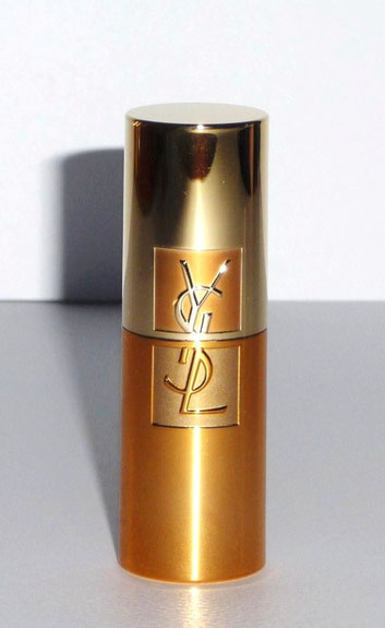 YSL - AUTRE MODELE DE ROUGE A LEVRES, METAL DORE ALLIE AVEC METAL DORE BRILLANT - L'ELEGANCE JUSQUE DANS LE SAC A MAIN DE LA FEMME