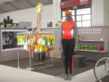 NEONON ISPO bike booth