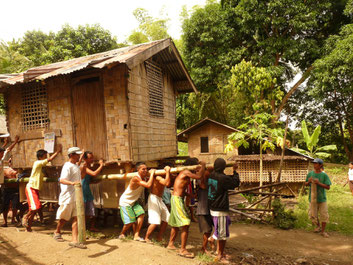 Ein Haus zieht um. In Mambugsay, einem Dorf auf der Insel Negros (Philippinen).