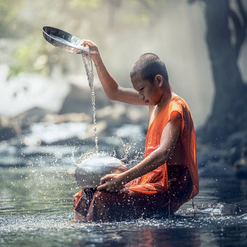 jeune moine hindou dans une rivière