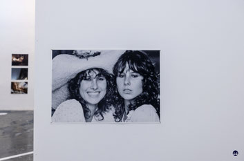 Ein Foto, das Gisela Getty zusammen mit ihrer Zwillingsschwester Jutta Winkelmann (links) zeigt. Gettys Fotos thematisieren das Sterben ihrer an Krebs erkrankten Schwester. 