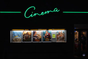 Der markante, zwischendurch einmal gegen LED-Technik in jedoch alter Form umgesetzte Schriftzug des Kinos. 
