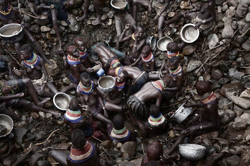 Donne Turkana in Kenya lottano per la sopravvivenza