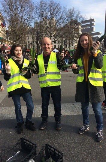 Distribution gratuite de concombres par les bénévoles des Moissons Solidaires