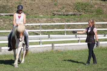 Trainer Johanna Tryggvason instructing Sigrid on Icelandic horse Helgi