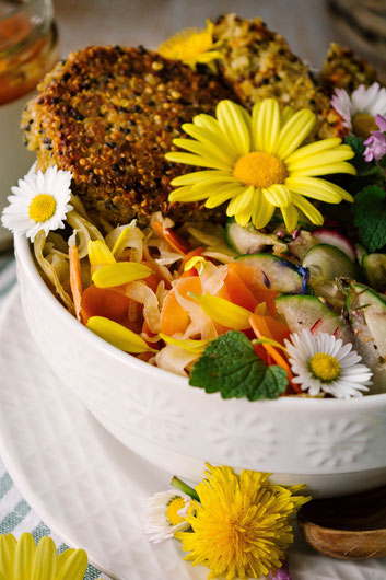 Veganes Bowl Rezept mit essbaren Blumen zum Muttertag