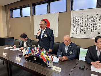 退任の挨拶をする尾崎会長