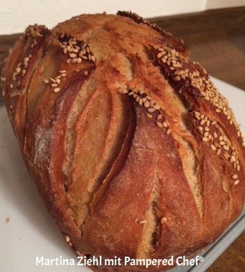 Roggen-Dinkelbrot aus dem kleinen Zaubermeister Lily von Pampered Chef. Machen Sie aus Ihrem Backofen einen Steinbackofen mit Pampered Chef. 