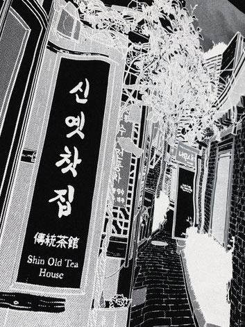 Tee shirt noir avec une impression en sérigraphie blanche représentant une illutration d'une ruelle situé de Séoul