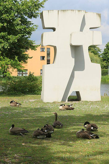 Gänse vor dem Kunstwerk Marlsku von Werner Graeff 