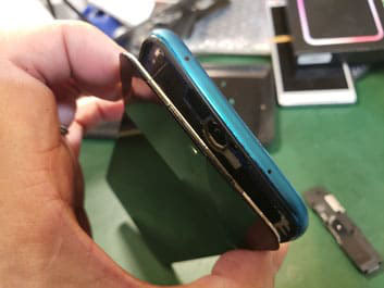 フロントパネルを取り外しているNOTE9S