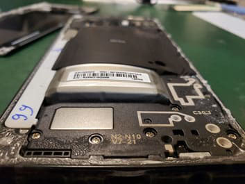 取付位置からはみ出た膨張バッテリーのGalaxy NOTE9