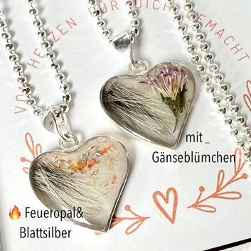 Herz Anhänger aus Silber mit Tierhaaren und Blumen