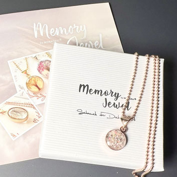 Geschenkbox von Memoryjewel mit einer rosevergoldeten Halskette in der Asche eingearbeitet ist