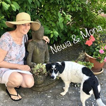 Foto von Monika und ihrem Hund Newa in einem Garten