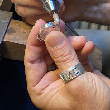 Fertigung eines Schmuckstücks von Steffen Holdschick 