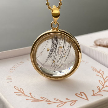 Asche und Tierhaare in einem Diamant Edelstein 