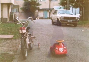 “Background #28” 2020, oil on photograph, 8.9×12.7cm