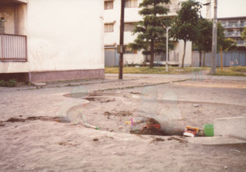 “Background #18” 2013, oil on photograph, 8.9×12.7cm