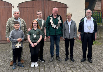 v. l. Bambiniprinz Jona Pol, Ehrenbrudermeister Arnold Vlatten, Meike und Max Bong Schülerprinzessin und Jungschützenprinz, Kaiserpaar Andreas Liesenfeld und Klara Lensing, König der Könige Hermann-Josef Trump