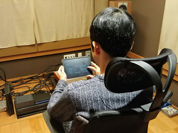 MQA-CDを再生すると、手元のiPadにMQA88ｋなどと再生中のコンテンツの情報が表示される。専用アプリを使った操作は快適だ。