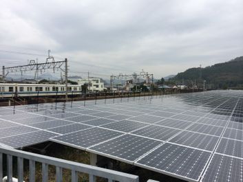 “なんかどこでも一緒~!”の太陽光発電もいよいよカラフルに進化しそうです。