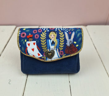 petit porte-monnaie accordéon femme, tissu Alice au pays des merveilles, suédine bleue marine, porte-cartes 3 compartiments, idée cadeau fête des mères, Noël, anniversaire