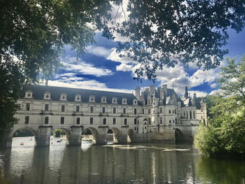 Château de Chenonceau majestueusement posé sur la rivière Cher, vue panoramique avec son pont emblématique
