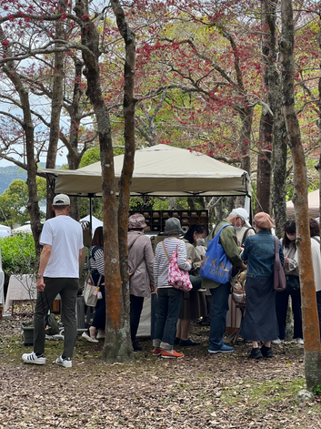 山口アーツ&クラフツ２０２６のDブースにて帆布バッグのお店Cargo Shipの店の前に人だかりができる様子。