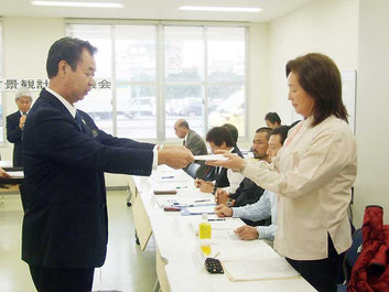 川満町長から竹富町景観計画審議会委員へ委嘱状が手渡された=10日午後、離島ターミナル