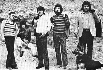 van links naar rechts: Ronny Domingus, Rudy Matheys, Lex van Eldik, Ronald Keyner , Chris van Eldik met aan zijn voeten Dago, de hond van Ronald