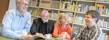 Mit guter Laune das Ehrenamt stärken: Pfarrer Bernhard Lücking, Klaus Peter Bongardt (l.), Monika Schmitz und Elmar Ibels im Gespräch. (WAZ-Foto: Ute Gabriel/Funke Foto Services)