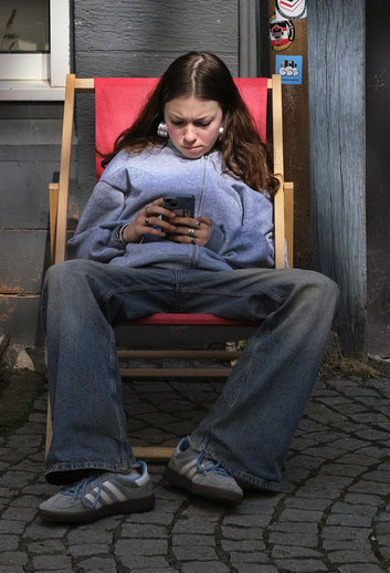 MArburg, Fotografiewelten, Streetfotografie, Smartphone, Licht, Spiegelung, Beleuchtung, Chillen, Mädchen, Liegestuhl, Rot,