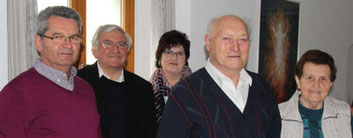 Hermann und Maria Krapfl (re.) sind 64 Jahre verheiratet. Alois Eiber, Gertraud Maier und Pfarrer Wolfgang Häupl gratulierten.