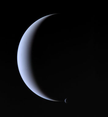 Dieses sichelförmige Bild vom äußersten Planeten und seinem Mond Triton, war eines der letzten Aufnahmen, die Voyager 2 am 31. August 1989 auf ihren Weg durchs Sonnensystem machte. © Michael Benson, NASA/JPL, Calvin Hamilton, Kinetikon Pictures