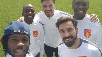 Un simpatico selfie realizzato dai giocatori dell'Hebei China Fortuna, da sinistra Gervinho, Kakuta, Gulum, Mbia e Lavezzi