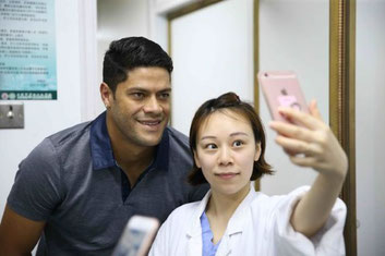 Un simpatico selfie realizzato dalla dottoressa che si è occupata di sottoporre Hulk alle visite mediche,come abbiamo scritto i calciatori sono fenomeni non solo in campo, ma in Cina anche nella società