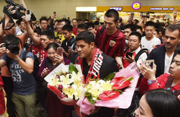 L'arrivo a Shanghai del brasiliano Hulk, l'affare più costoso della storia della Chinese Super League (ad oggi)