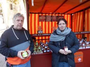 Verkaufsstand der Klosterwerkstatt mit Wolfgang und Daniela