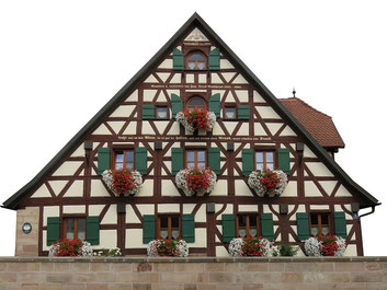 Denkmalgeschütztes Fachwerkhaus mit Eichenbalken und historischer Bauweise