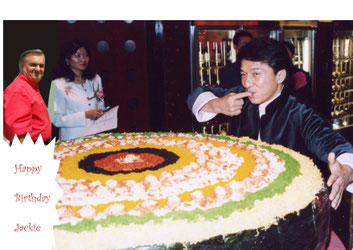 Jackie Chan apprezza la torta, sullo sfondo a sinistra Beppe e Miss Liu Fei, 