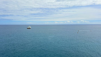 Blauer Himmel, Meer und Segelboot