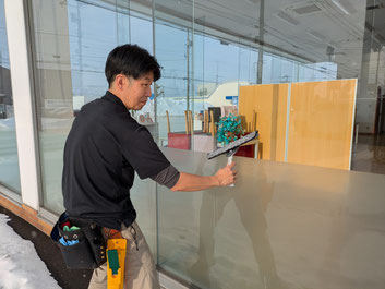 札幌市でガラス清掃のスクイジー作業を行うフルピカクリーンラボ代表