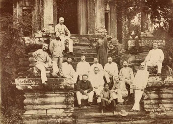 Émile Gsell entouré des membres de la “Mission d’exploration des monuments Khmers” à Angkor et d'un moine bouddhiste. Escalier sud. 2e moitié de 1873 . [Coll. privée].
