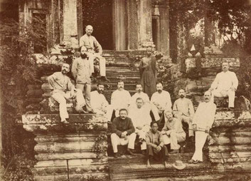 Émile Gsell entouré des membres de la “Mission d’exploration des monuments Khmers” à Angkor et d'un moine bouddhiste. Escalier sud-ouest. Second semestre 1873. [Coll. privée].
